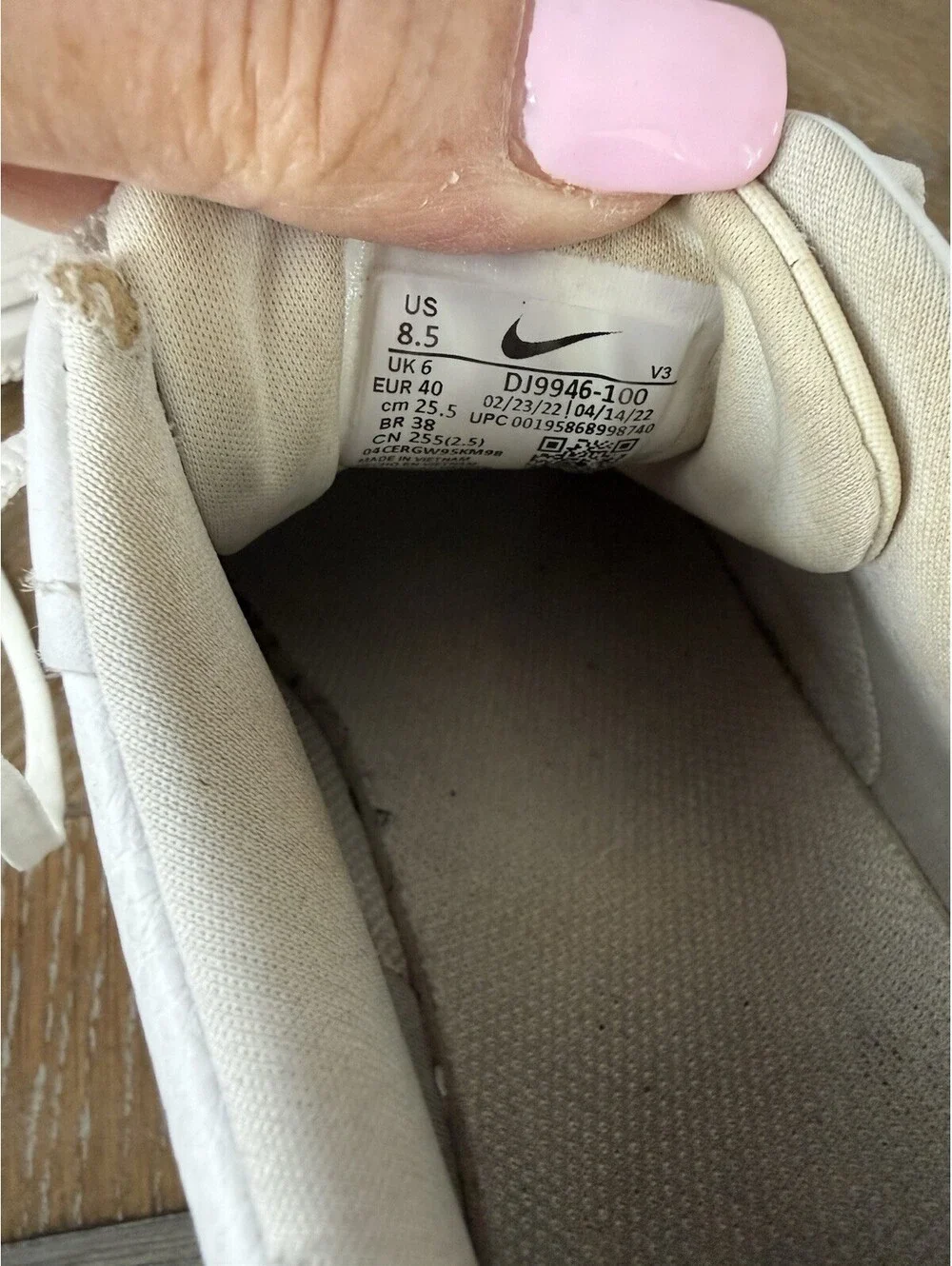 Nike Air Sneakers Size 8.5 White Flaw On To Tongue